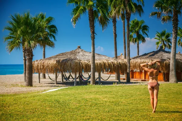 Rückansicht Einer Blonden Frau Badebekleidung Die Strand Entlang Richtung Bungalows — Stockfoto