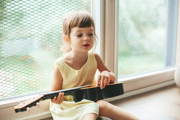 Nettes Kleines Mädchen Jahre Alt Singt Und Spielt Ukulele Sitzt — Stockfoto