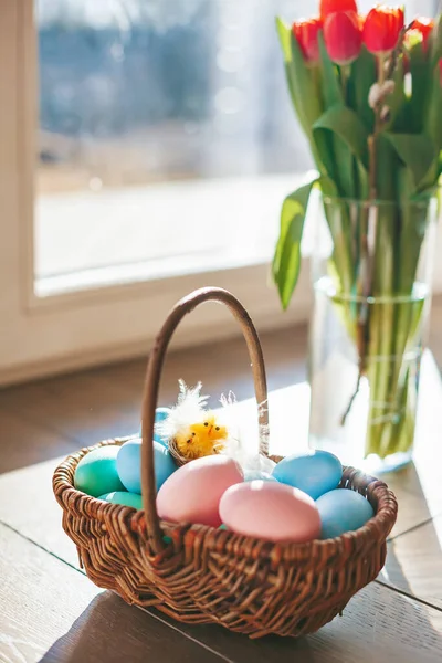 Ζυμαρικά Χρωματιστά Πασχαλινά Αυγά Ένα Καλάθι Τουλίπες Φόντο — Φωτογραφία Αρχείου