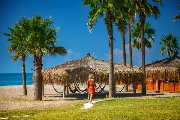 Vista Trasera Una Mujer Rubia Vestido Playa Caminando Por Playa —  Fotos de Stock