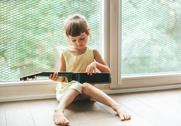 Nettes Kleines Mädchen Jahre Alt Lernt Ukulele Spielen Sitzt Auf — Stockfoto