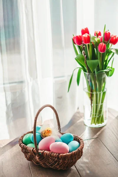 Παστέλ Χρωματιστά Πασχαλινά Αυγά Καλάθι Τουλίπες Βάζο — Φωτογραφία Αρχείου