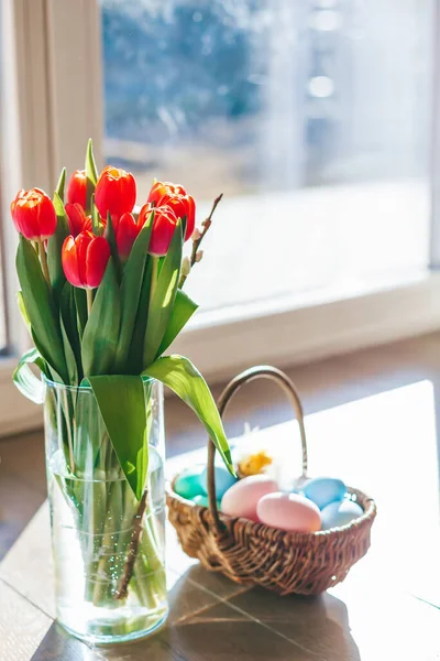 Zonnige Paasochtend Vaas Met Tulpen Pastelkleurige Paaseieren Een Mandje — Stockfoto