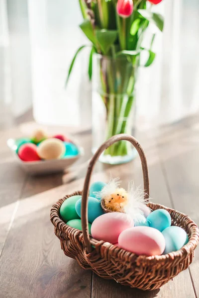 Ζυμαρικά Χρωματιστά Πασχαλινά Αυγά Ένα Καλάθι — Φωτογραφία Αρχείου
