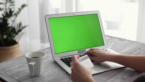 Mulher Compras Line Usando Laptop Com Tela Verde Cartão Crédito Filmagem De Stock Royalty-Free