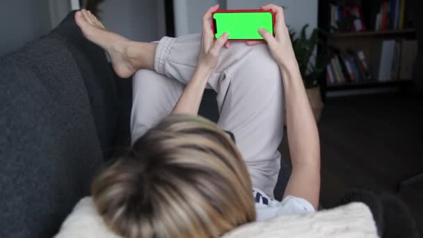 Kobieta Pomocą Smartfona Gra Online Zielonym Ekranem Telefonie Komórkowym Leżąc Filmik Stockowy