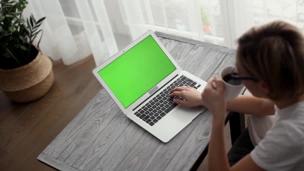 Mulher Trabalhando Casa Usando Laptop Com Tela Verde Beber Café Videoclipe