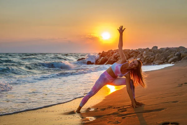 Glücklich Lächelnde Schöne Blonde Frau Praktiziert Yoga Meeresufer Während Des — Stockfoto