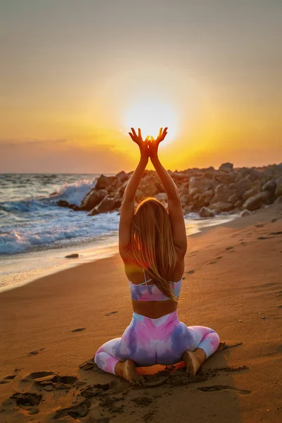 Blond Woman Sitting Seashore Watching Sunset While Practicing Yoga Inner — Stock Photo, Image