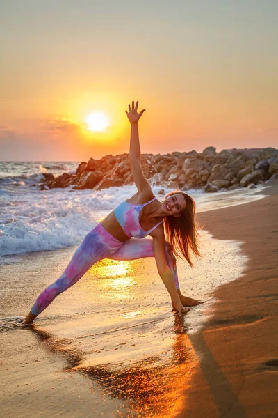 Glücklich Lächelnde Schöne Blonde Frau Praktiziert Yoga Meeresufer Während Des — Stockfoto
