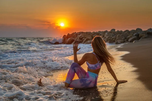 Mulher Loira Sentada Uma Posição Torção Espinhal Praia Assistindo Pôr — Fotografia de Stock