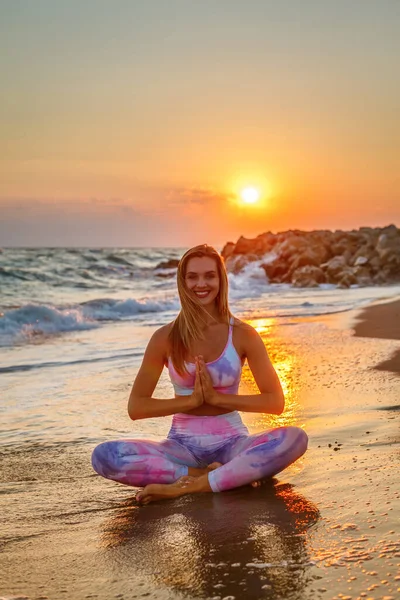 Glücklich Lächelnde Frau Die Während Des Sonnenuntergangs Einer Lotusposition Meeresufer — Stockfoto