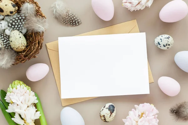 Πασχαλινό Μακιγιάρισμα Λευκό Γράμμα Πασχαλινά Αυγά Και Λουλούδια Ουδέτερο Φόντο — Φωτογραφία Αρχείου