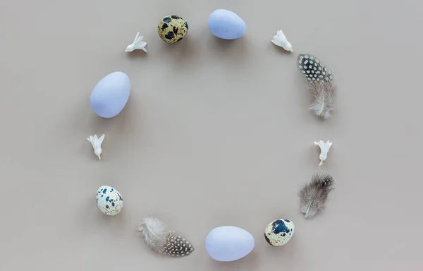Πασχαλινό Φόντο Κύκλο Από Πασχαλινά Αυγά Και Φτερά Παστέλ Χρωματιστό — Φωτογραφία Αρχείου