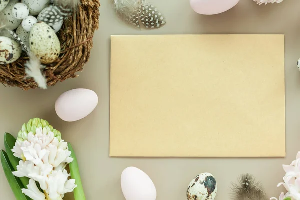 Πασχαλινό Μακιγιάρισμα Λευκό Γράμμα Πασχαλινά Αυγά Και Λουλούδια Ουδέτερο Φόντο — Φωτογραφία Αρχείου