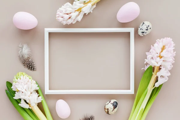 Μακιγιάζ Πάσχα Λευκό Πλαίσιο Πασχαλινά Αυγά Και Λουλούδια Παστέλ Χρώμα — Φωτογραφία Αρχείου
