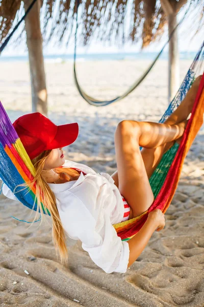 Blonde Frau Mit Roter Mütze Entspannt Sich Einer Hängematte Strand — Stockfoto
