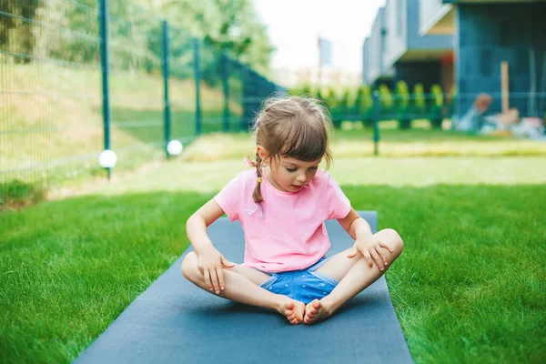Linda Niña Años Sentada Posición Mariposa Mientras Practica Yoga Aire —  Fotos de Stock