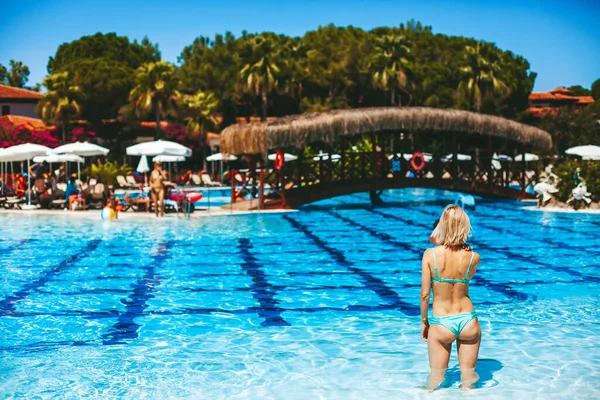 Junge Blonde Fitte Frau Blauen Bikini Steht Swimmingpool Vor Der — Stockfoto