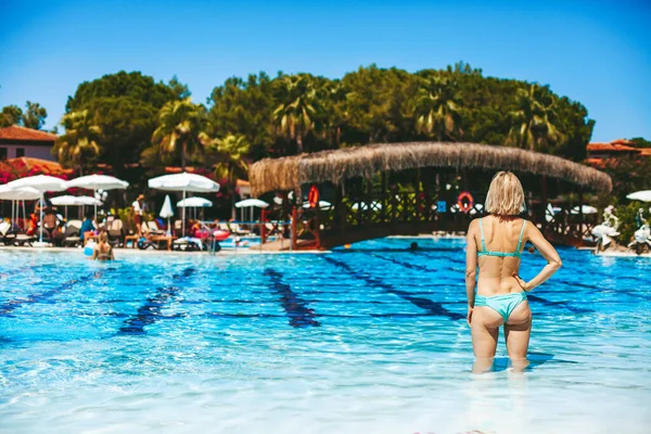 Junge Blonde Frau Blauen Bikini Steht Schwimmbad Sie Ist Bereit — Stockfoto