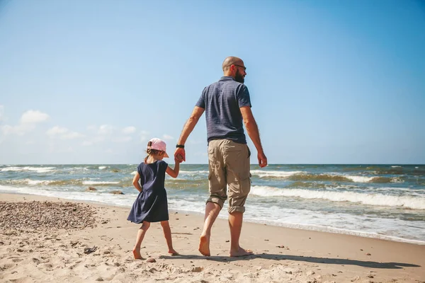 Little Girl Her Father Holding Hands While Walking Beach Baltic — Stock Photo, Image