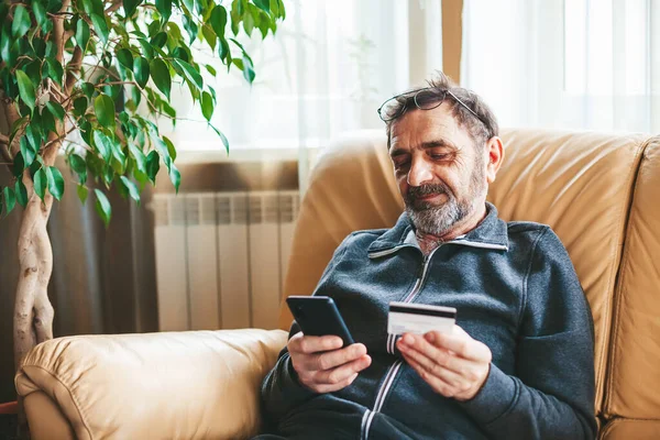 Pria Dewasa Belanja Online Menggunakan Kartu Kredit Dan Smartphone Seniors — Stok Foto