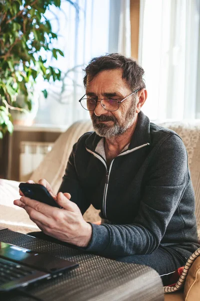 Serieuze Volwassen Man Bril Zittend Een Bank Sms Sms Zoeken Stockfoto