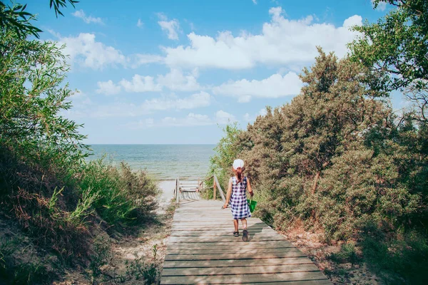 Κοριτσάκι Που Πηγαίνει Στην Παραλία Μια Βαλτική Θάλασσα — Φωτογραφία Αρχείου