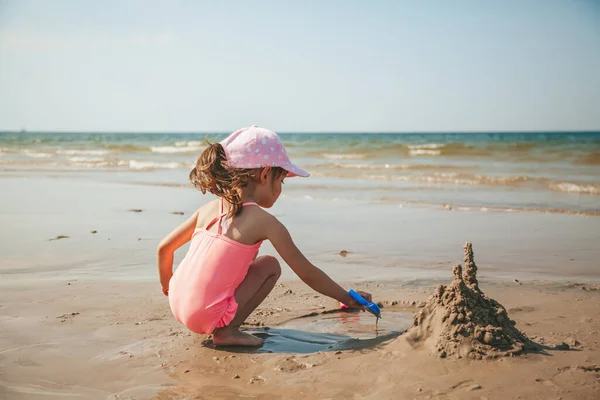 Cute Little Girl Pink Swimsuit Playing Sand Beach Baltic Sea — Stock Photo, Image