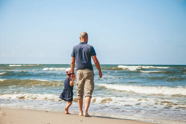 Little Girl Her Father Holding Hands While Watching Waves Beach — Stock Photo, Image