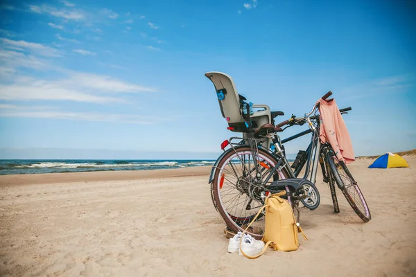 Zwei Fahrräder Mit Kindersitz Stehen Strand Familienaktivität Und Familienreisekonzept — Stockfoto