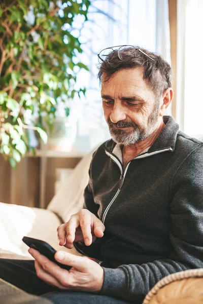 Pria Dewasa Berusia Tahun Duduk Sofa Dan Menggunakan Smartphone Modern — Stok Foto