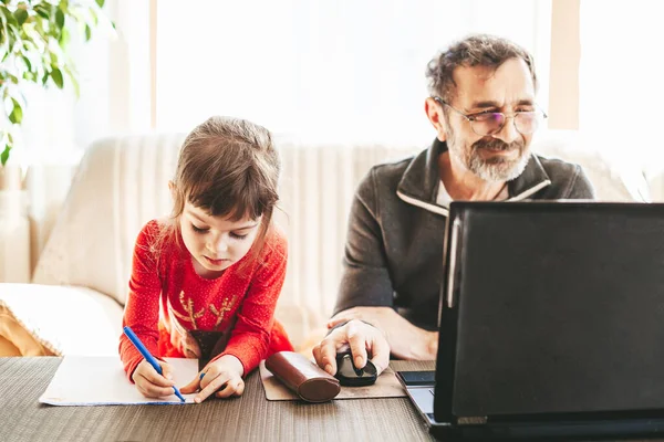 Dziadek Wnuczka Spędzają Razem Czas Starszy Mężczyzna Siedzący Przed Laptopem Obrazy Stockowe bez tantiem