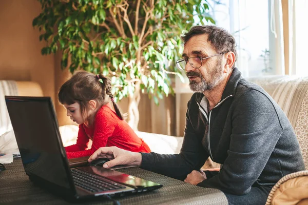 Volwassen Man Jaar Oud Brillenglazen Zittend Voor Laptop Zoekend Het Stockfoto