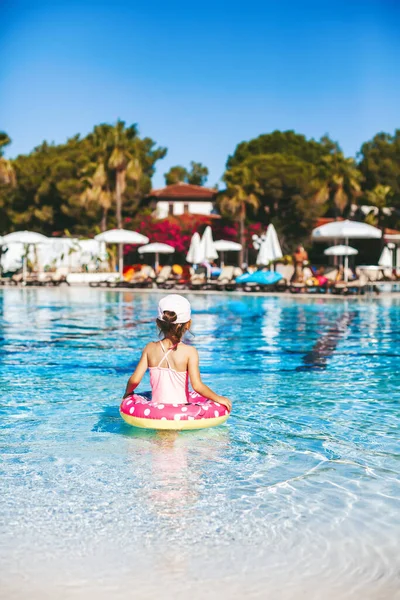 Niña Con Anillo Flotante Nadando Piscina Resort Tropical —  Fotos de Stock