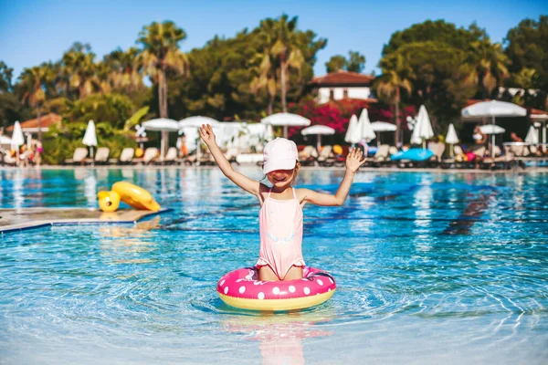 Verspieltes Kleines Mädchen Mit Schwimmendem Ring Spielt Mit Wasser Swimmingpool — Stockfoto