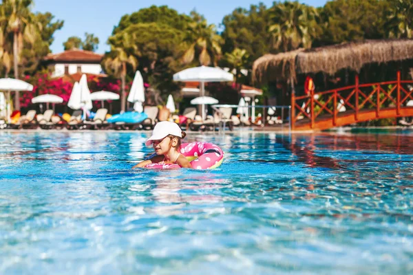 Verspieltes Kleines Mädchen Mit Schwimmendem Ring Schwimmt Swimmingpool Eines Tropischen — Stockfoto