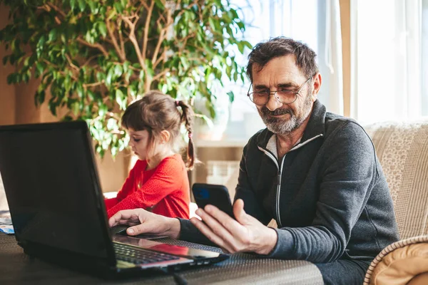 Glimlachende Volwassen Man Jaar Oud Brillenglazen Zittend Voor Laptop Kijkend Stockfoto