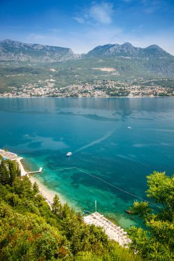 Karadağ 'da Boka olarak da bilinen Kotor Körfezi' ndeki Herceg Novi kasabasının güzel manzarası