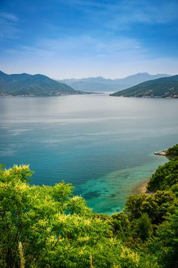 Karadağ 'ın Herceg Novi kenti yakınlarındaki bir kasabadan Boka olarak da bilinen Kotor Körfezi' nin güzel manzarası