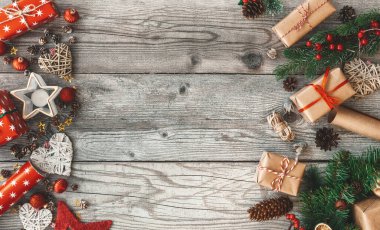 Noel kompozisyonu el işi hediye kutuları, köknar dalları, çam kozalakları ve ahşap bir arka planda süslemelerle yatıyordu. Üst görünüm, kopyalama alanı. Mutlu Noeller ve mutlu yıllar.!