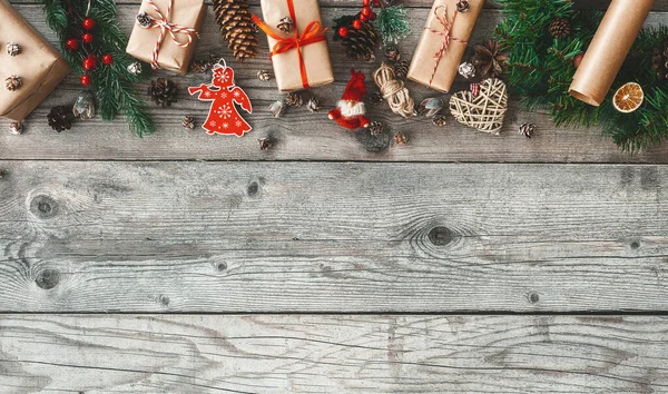 Composition Noël Nouvel Avec Boîtes Cadeaux Artisanales Branches Sapin Cônes — Photo