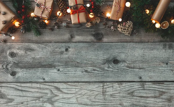 Composição Natal Ano Novo Com Caixas Presente Artesanal Guirlanda Lâmpadas — Fotografia de Stock