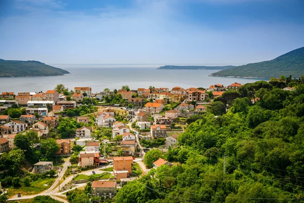 Hermosa Vista Las Afueras Herceg Novi Con Edificios Residenciales Montenegro — Foto de Stock