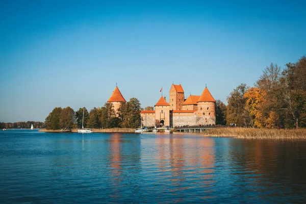 立陶宛维尔纽斯附近的一个小镇Trakai 阳光明媚的秋日 著名的红砖旧特拉凯城堡 — 图库照片