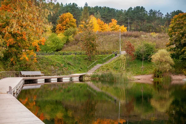 Vackert Höstlandskap Parken Vilnius Litauens Huvudstad Lugnt Vatten Dammen Gamla — Stockfoto