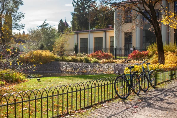 リトアニアの首都ヴィリニュスのベルナルディヌ公園のフェンスにもたれて自転車 — ストック写真