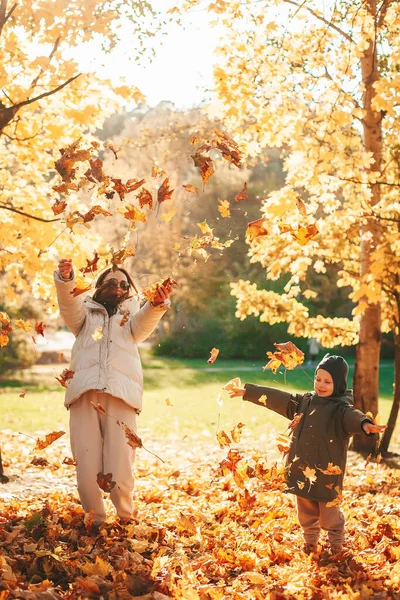Mutlu Anne Küçük Oğlu Sonbahar Yapraklarını Fırlatıp Sonbahar Parkında Oynuyorlar — Stok fotoğraf