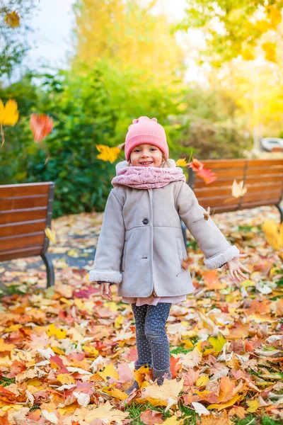 Lächelndes Kleines Mädchen Das Herbstblätter Wirft Und Herbstpark Spielt Herbstblattfall — Stockfoto