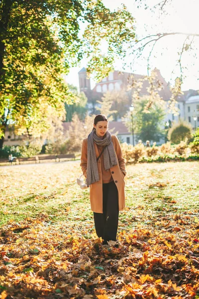 Ung Kvinna Beige Rock Promenader Vacker Höstpark Solig Dag — Stockfoto